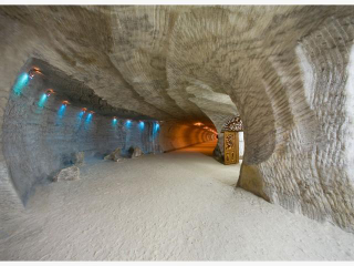 Illustration for article titled This Ukrainian salt mine is like a tourist resort for morlocks